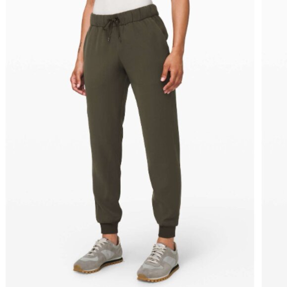Lululemon On the Fly Jogger Size 8 Dark Olive Casual Loungewear Travel Pockets - Picture 1 of 12